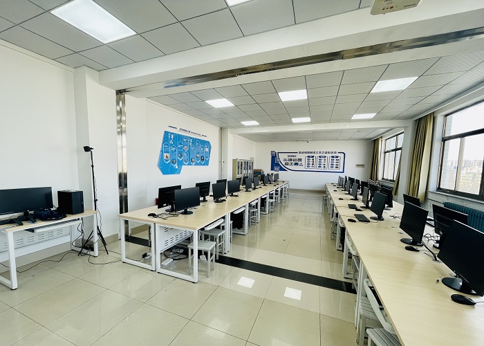 7虚拟仿真实训室.jpg 7虚拟仿真实训室.jpg