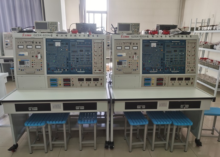 1电工电子技术实训室1.jpg 1电工电子技术实训室1.jpg