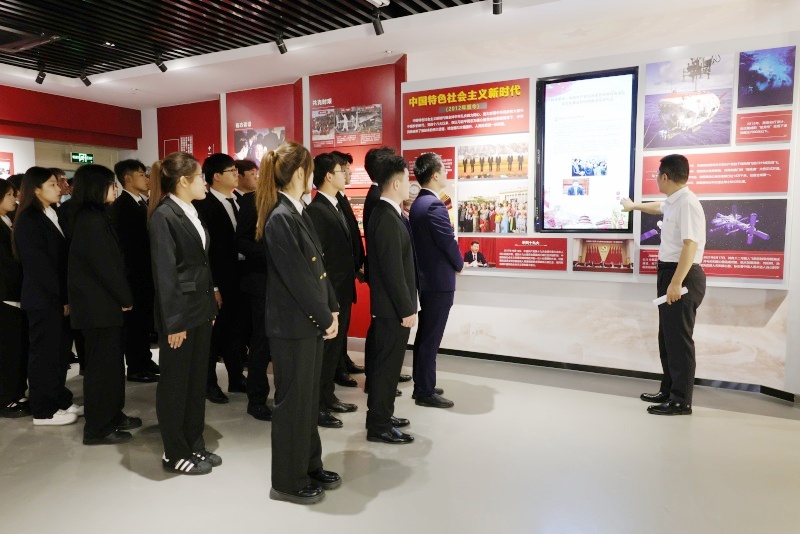 新一届学生骨干参观学校校史馆.jpg 新一届学生骨干参观学校校史馆.jpg