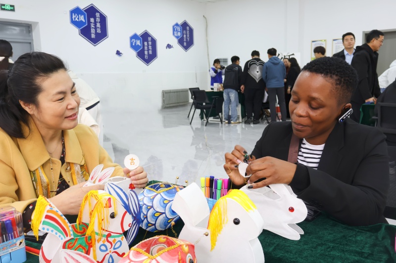 3体验老猫花灯非遗项目.jpg 3体验老猫花灯非遗项目.jpg