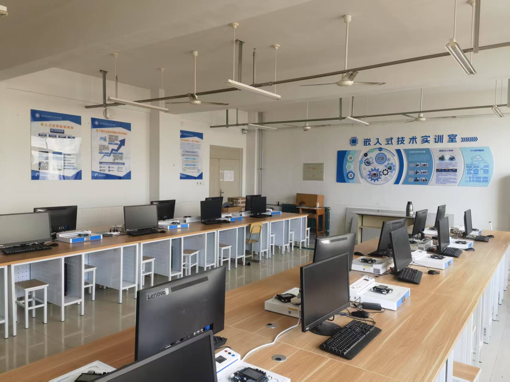 嵌入式技术实训室.jpg